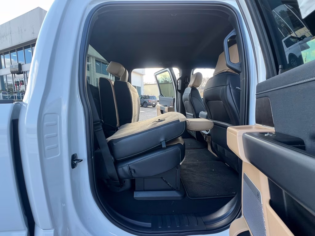 2026 Oxford White Ford Super Duty F-250 SRW LARIAT 4X4 Truck