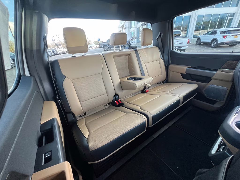 2026 Oxford White Ford Super Duty F-250 SRW LARIAT 4X4 Truck