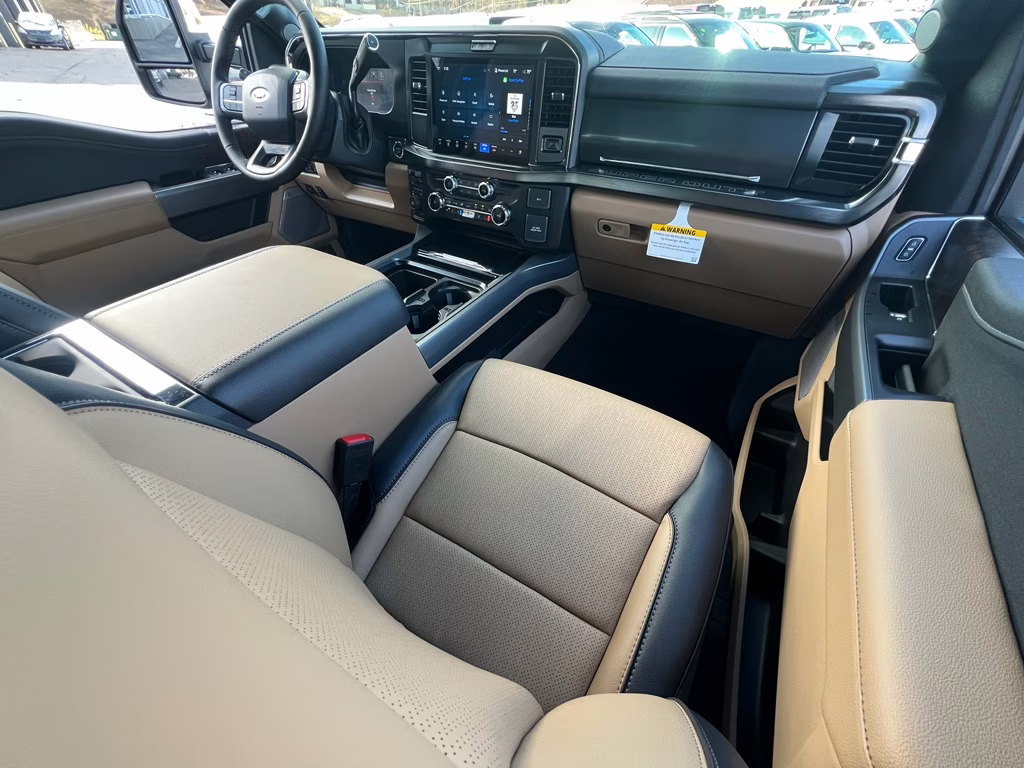 2026 Oxford White Ford Super Duty F-250 SRW LARIAT 4X4 Truck