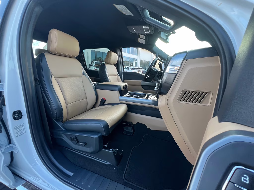 2026 Oxford White Ford Super Duty F-250 SRW LARIAT 4X4 Truck