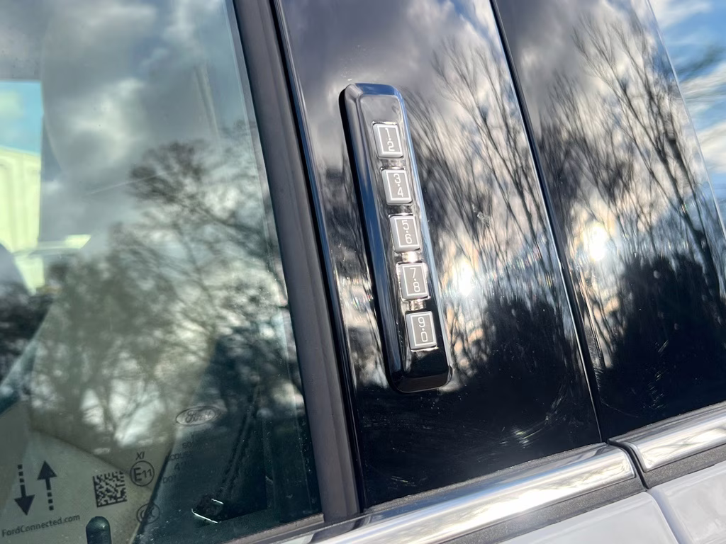 2026 Oxford White Ford Super Duty F-250 SRW LARIAT 4X4 Truck
