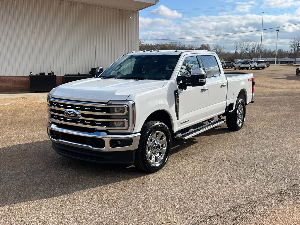 2026 Oxford White Ford Super Duty F-350 SRW LARIAT 4X4 Truck