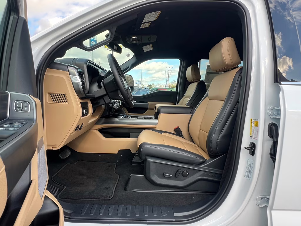 2026 Oxford White Ford Super Duty F-350 SRW LARIAT 4X4 Truck
