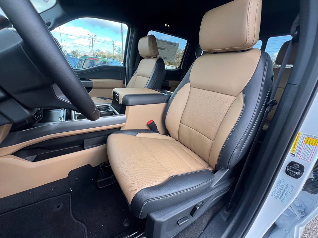 2026 Oxford White Ford Super Duty F-350 SRW LARIAT 4X4 Truck