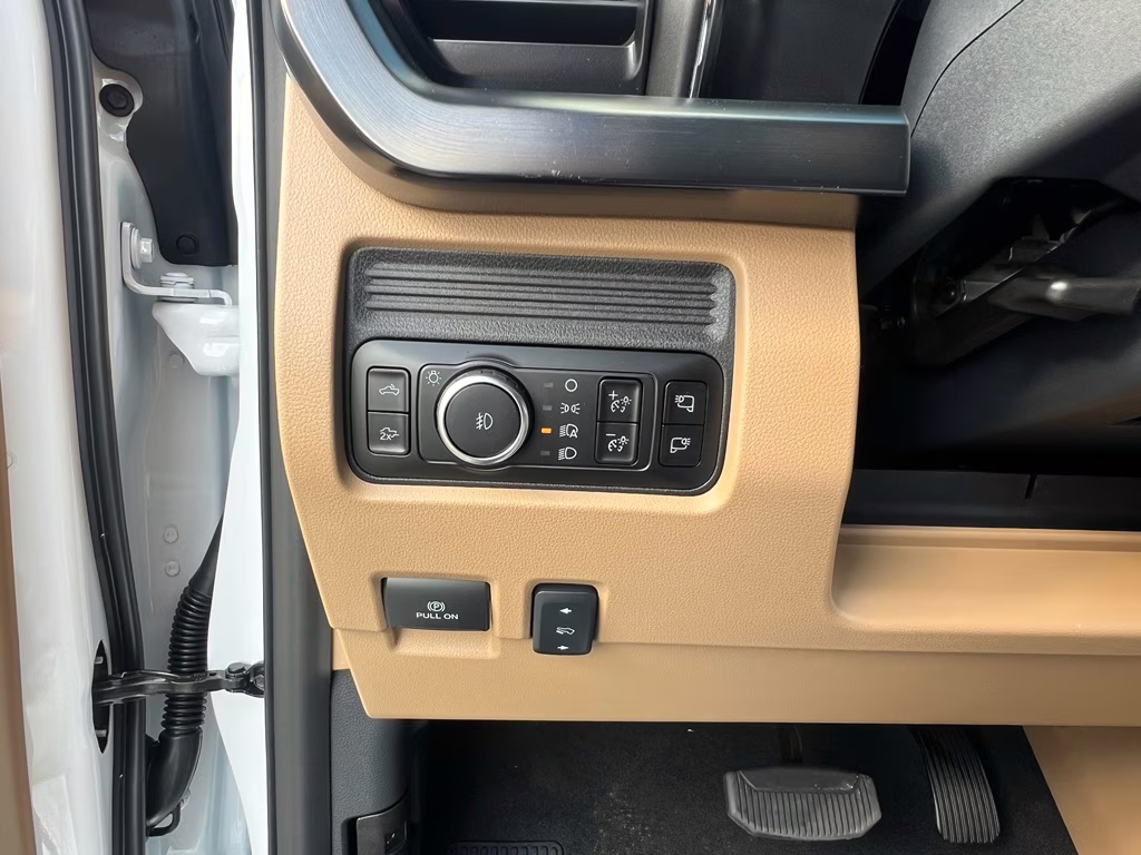 2026 Oxford White Ford Super Duty F-350 SRW LARIAT 4X4 Truck