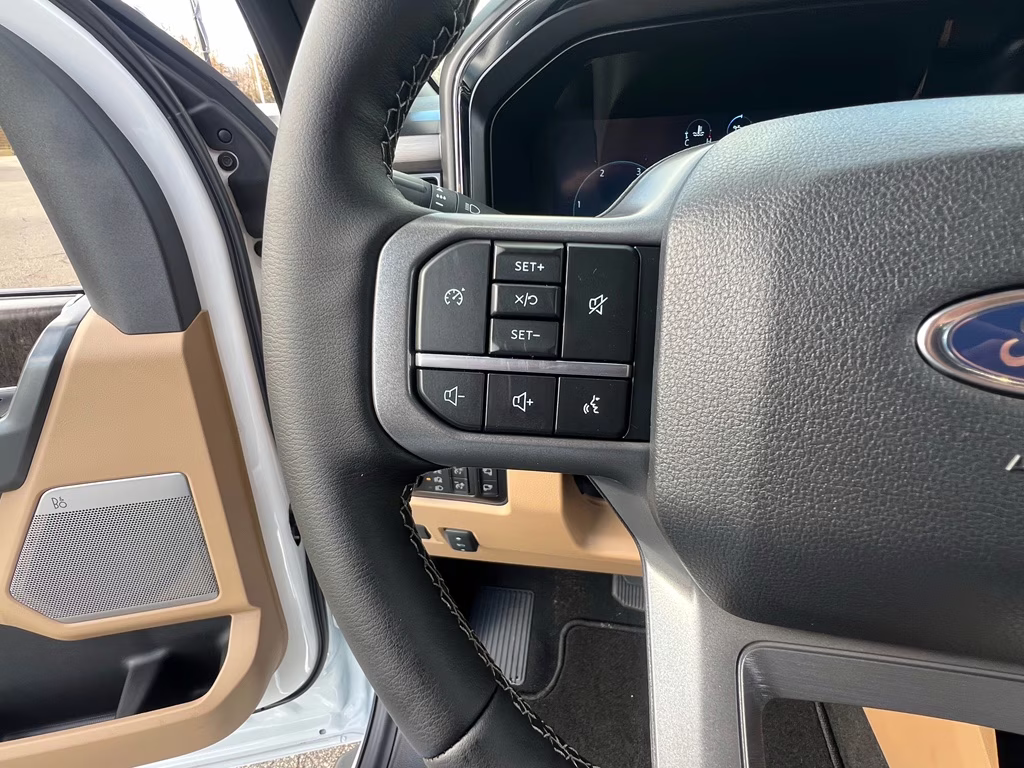 2026 Oxford White Ford Super Duty F-350 SRW LARIAT 4X4 Truck