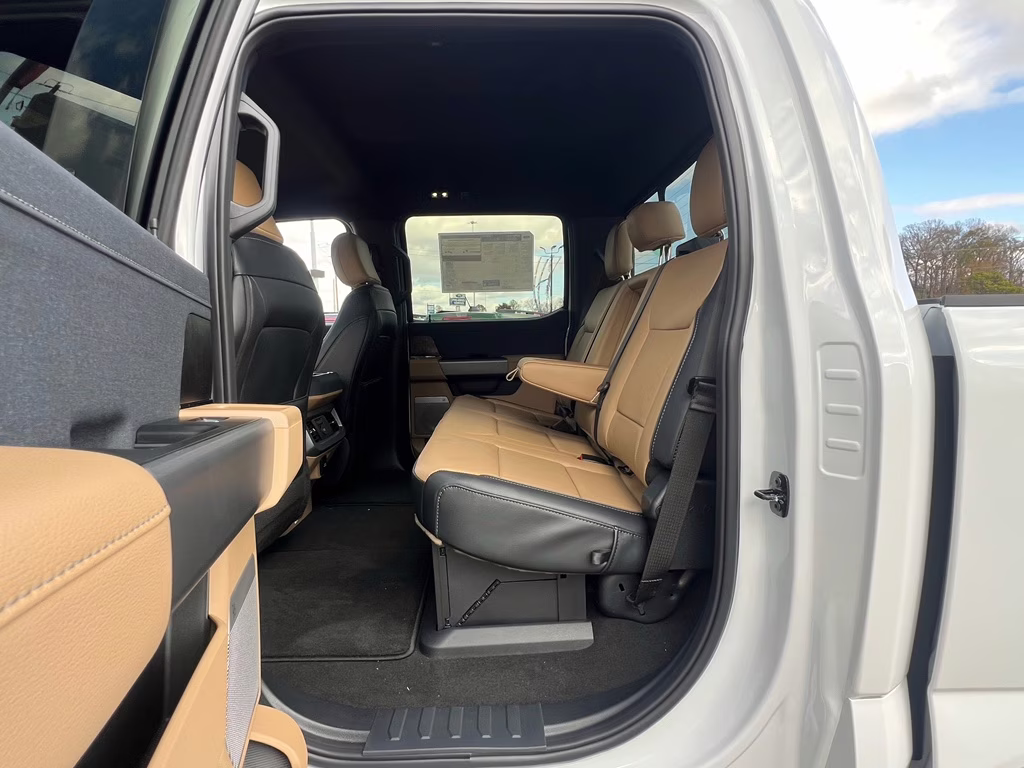 2026 Oxford White Ford Super Duty F-350 SRW LARIAT 4X4 Truck
