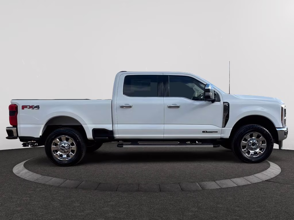 2026 Oxford White Ford Super Duty F-350 SRW LARIAT 4X4 Truck