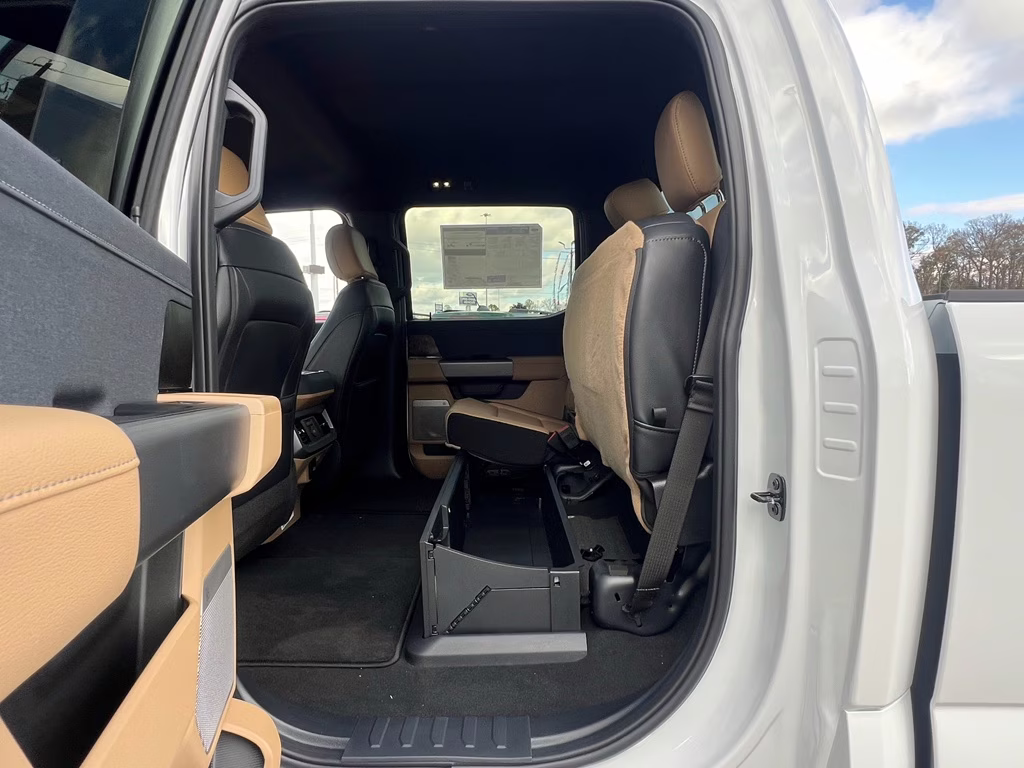 2026 Oxford White Ford Super Duty F-350 SRW LARIAT 4X4 Truck