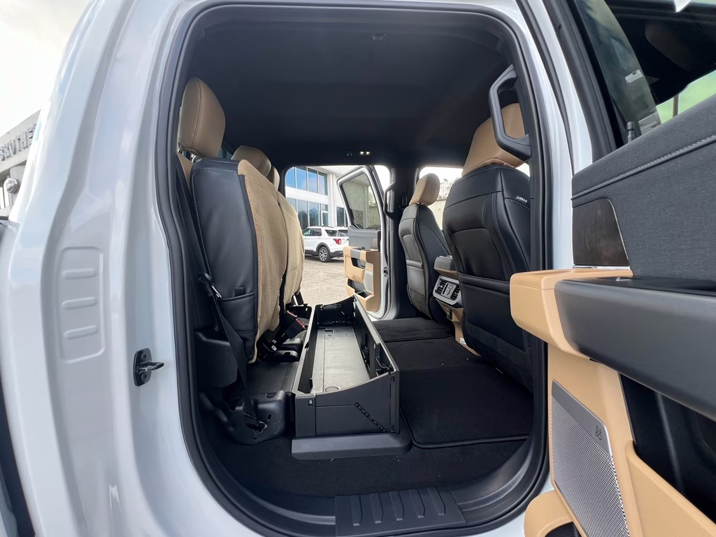 2026 Oxford White Ford Super Duty F-350 SRW LARIAT 4X4 Truck