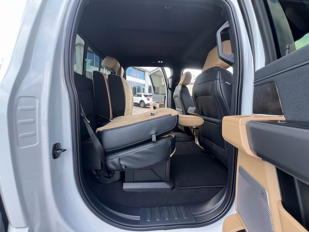 2026 Oxford White Ford Super Duty F-350 SRW LARIAT 4X4 Truck
