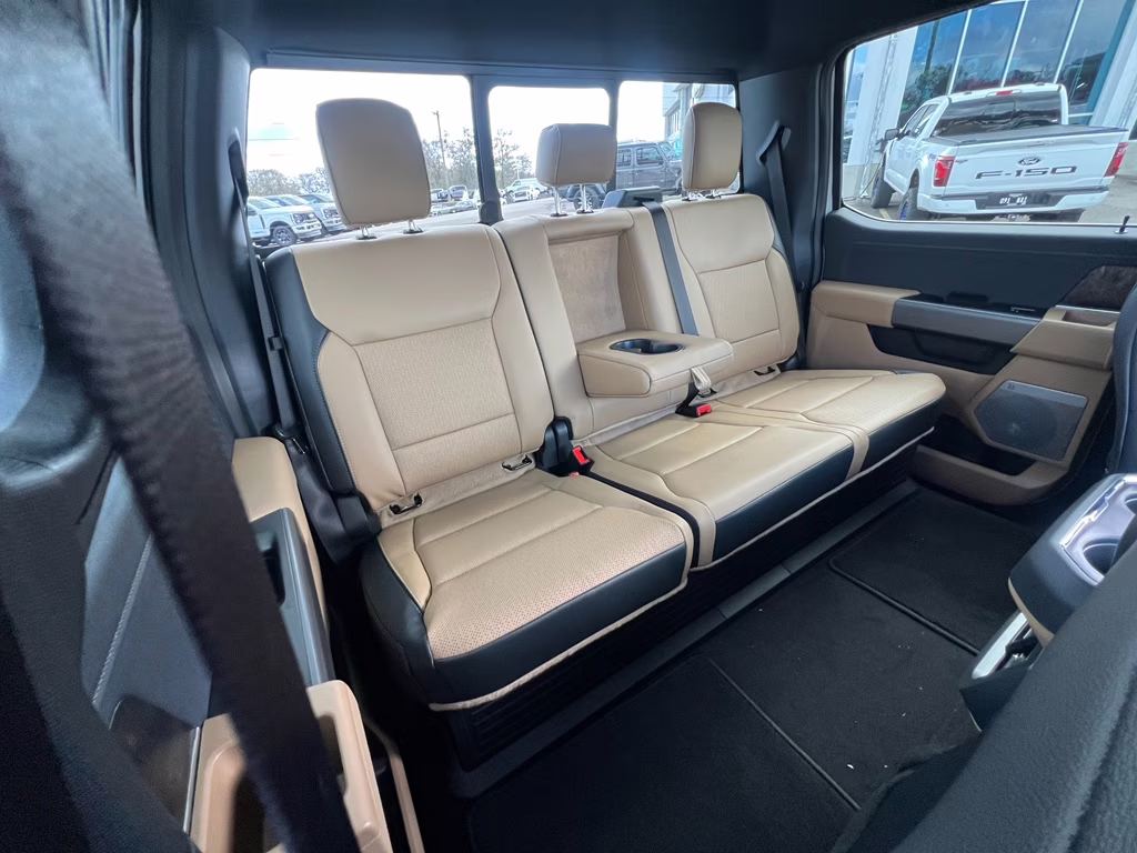 2026 Oxford White Ford Super Duty F-350 SRW LARIAT 4X4 Truck
