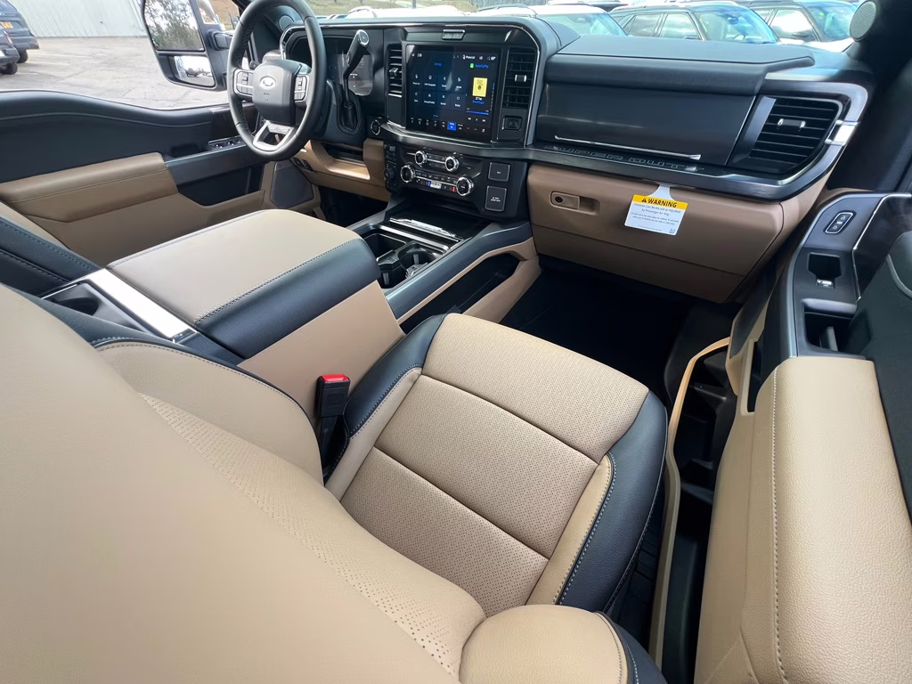 2026 Oxford White Ford Super Duty F-350 SRW LARIAT 4X4 Truck