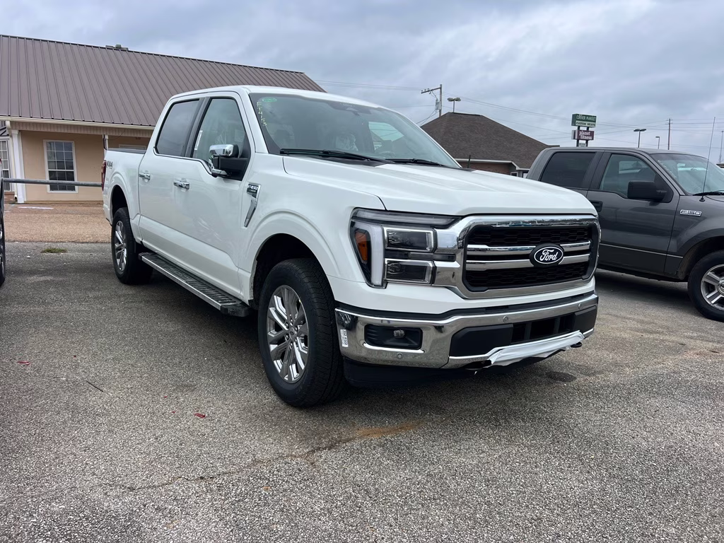 2025 Star White Metallic Tri-Coat Ford F-150 LARIAT 4X4 Truck