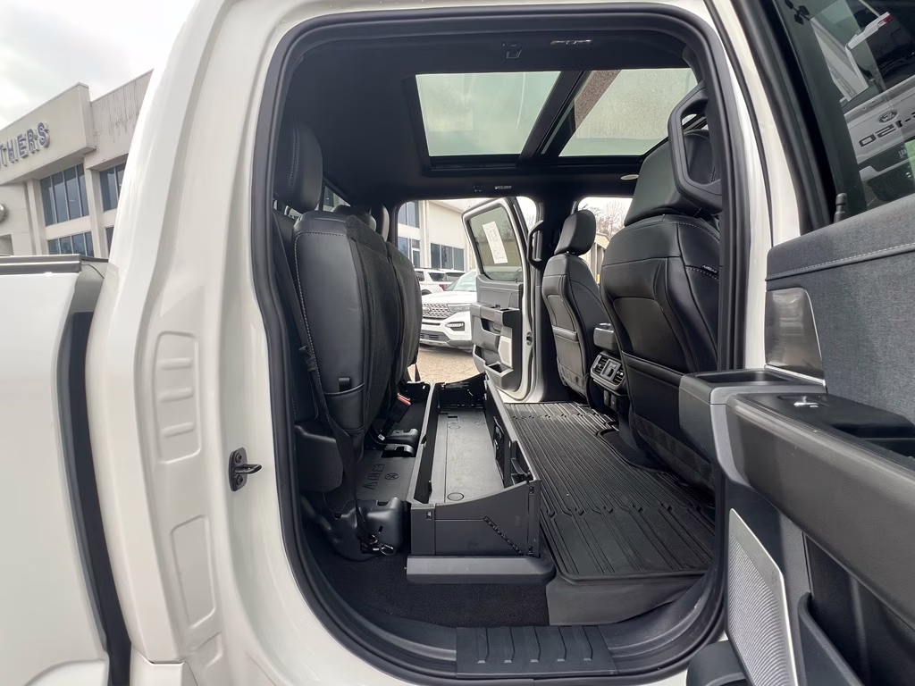 2024 STAR WHITE METALLIC TRICOAT Ford F-150 LARIAT 4X4 Truck