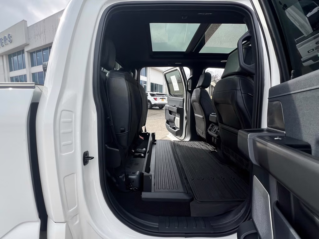 2024 STAR WHITE METALLIC TRICOAT Ford F-150 LARIAT 4X4 Truck