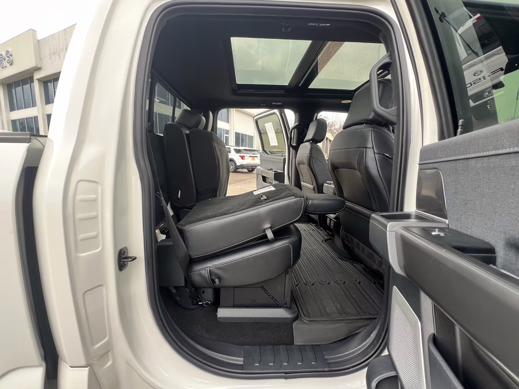 2024 STAR WHITE METALLIC TRICOAT Ford F-150 LARIAT 4X4 Truck