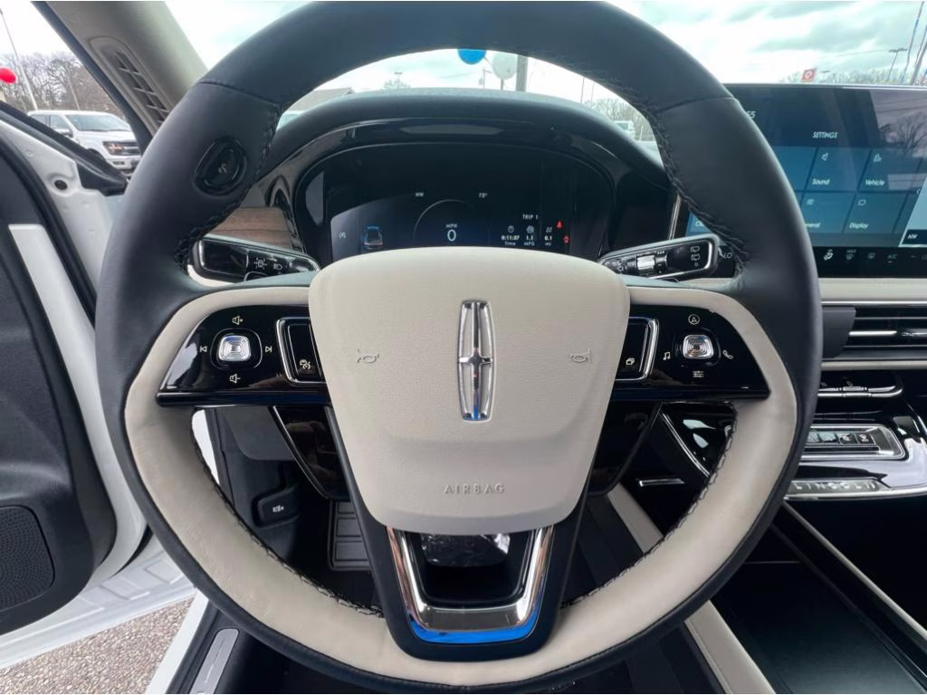 2025 Pristine White Metallic Tri-Coat Lincoln Corsair Reserve FWD SUV