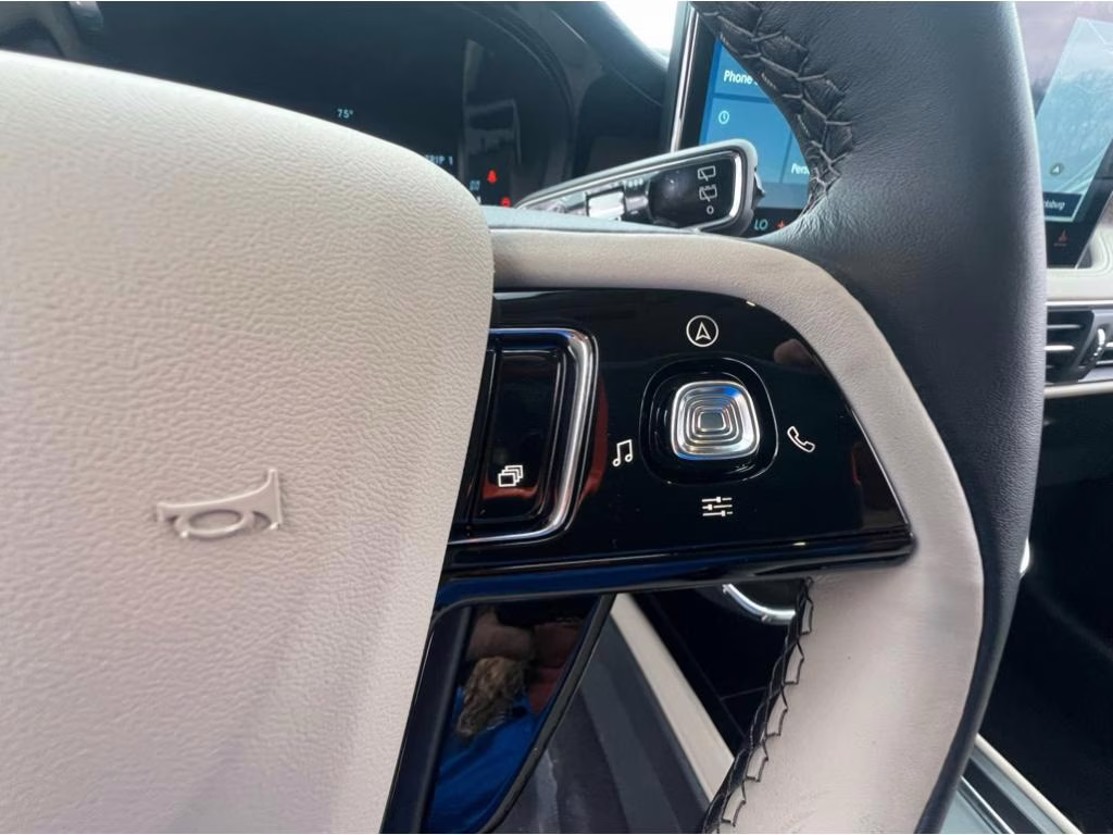 2025 Pristine White Metallic Tri-Coat Lincoln Corsair Reserve FWD SUV