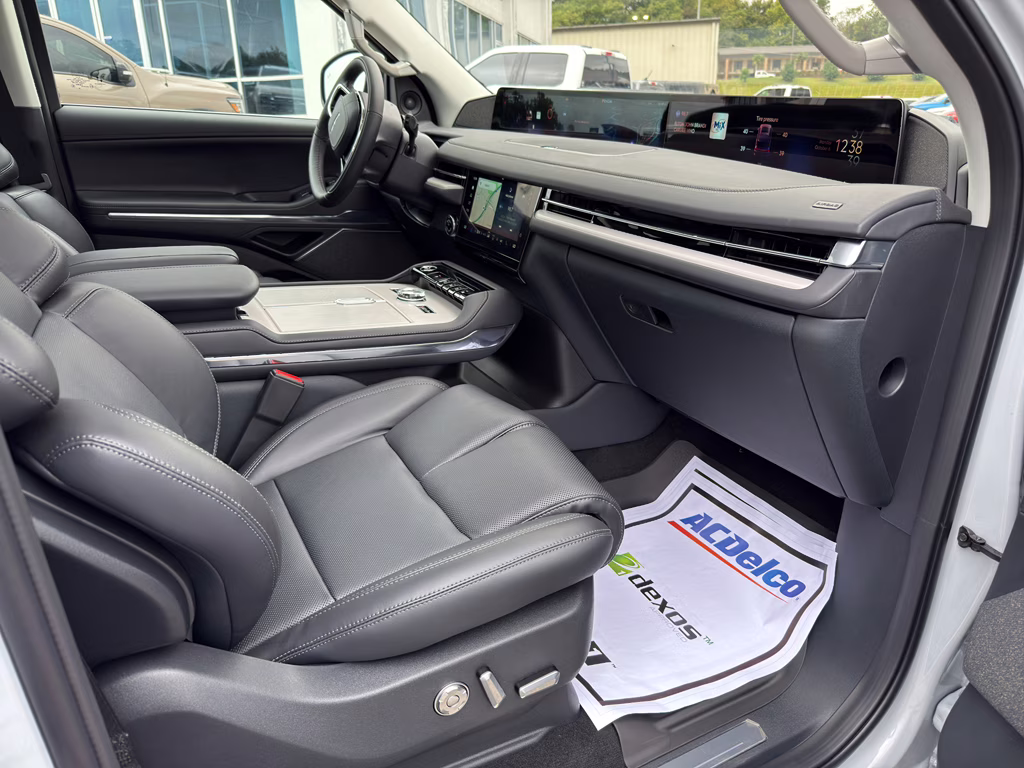 2025 Crystal White Metallic Clearcoat Lincoln Navigator Reserve 4X4 SUV