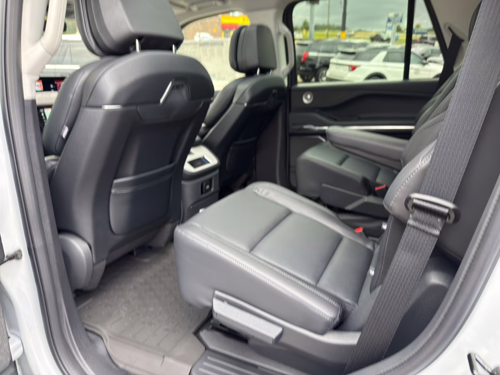 2025 Crystal White Metallic Clearcoat Lincoln Navigator Reserve 4X4 SUV