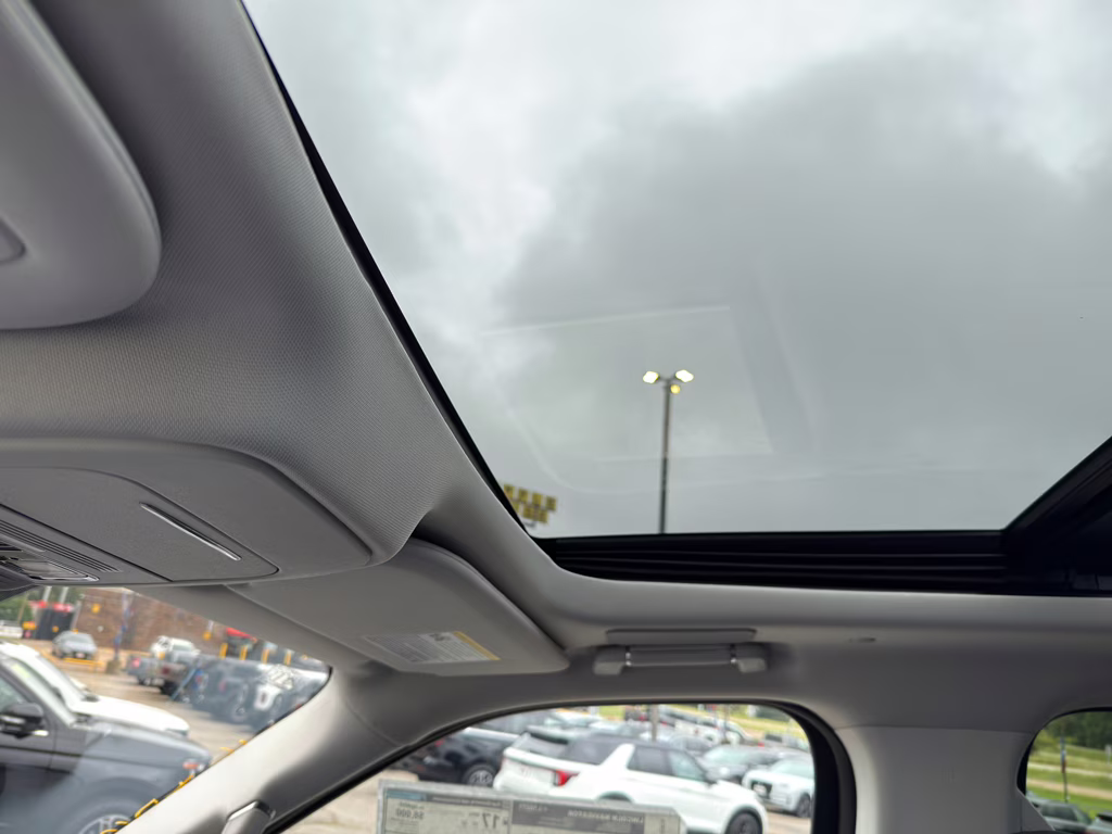 2025 Crystal White Metallic Clearcoat Lincoln Navigator Reserve 4X4 SUV