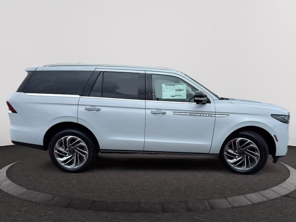 2025 Crystal White Metallic Clearcoat Lincoln Navigator Reserve 4X4 SUV