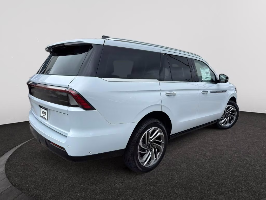 2025 Crystal White Metallic Clearcoat Lincoln Navigator Reserve 4X4 SUV