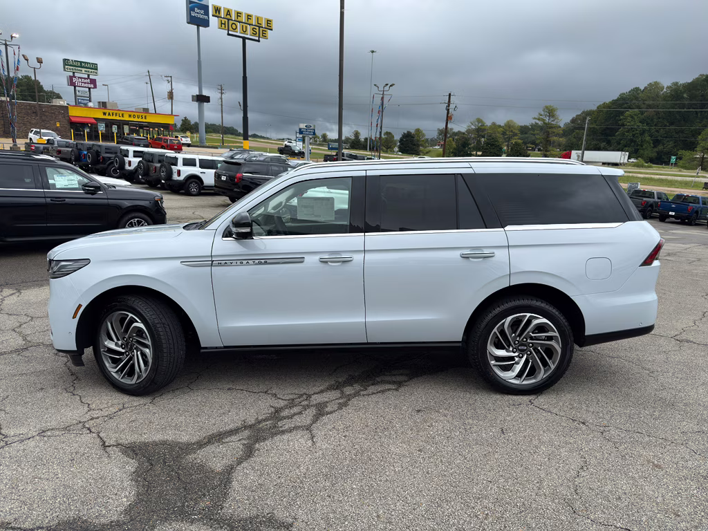 2025 Crystal White Metallic Clearcoat Lincoln Navigator Reserve 4X4 SUV
