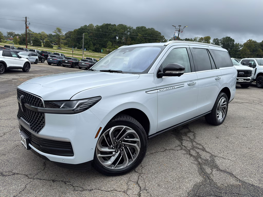 2025 Crystal White Metallic Clearcoat Lincoln Navigator Reserve 4X4 SUV