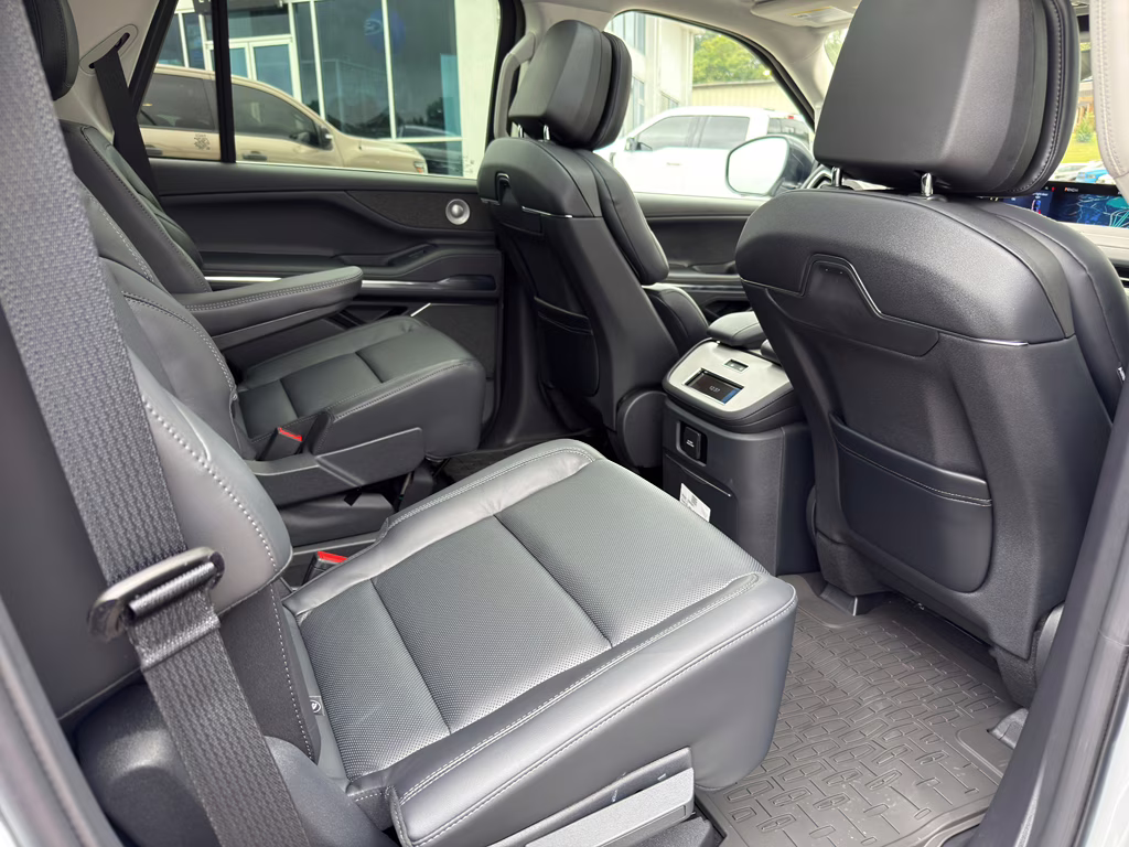 2025 Crystal White Metallic Clearcoat Lincoln Navigator Reserve 4X4 SUV