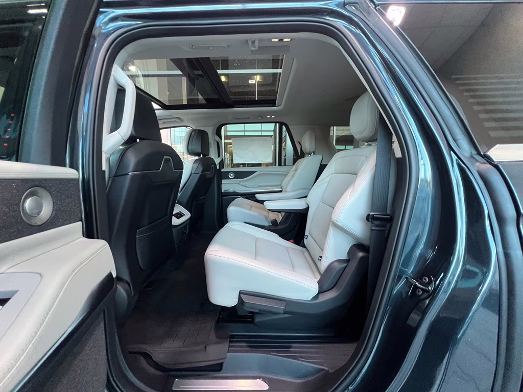 2025 Flight Blue Metallic Clearcoat Lincoln Navigator L Reserve 4X4 SUV