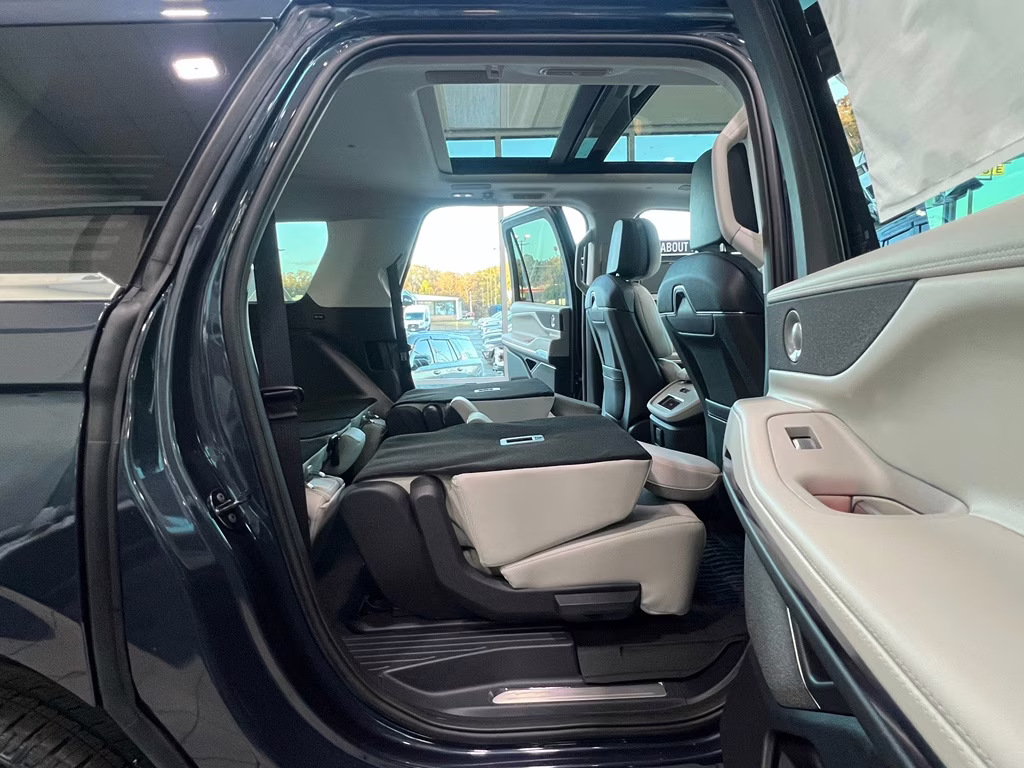2025 Flight Blue Metallic Clearcoat Lincoln Navigator L Reserve 4X4 SUV