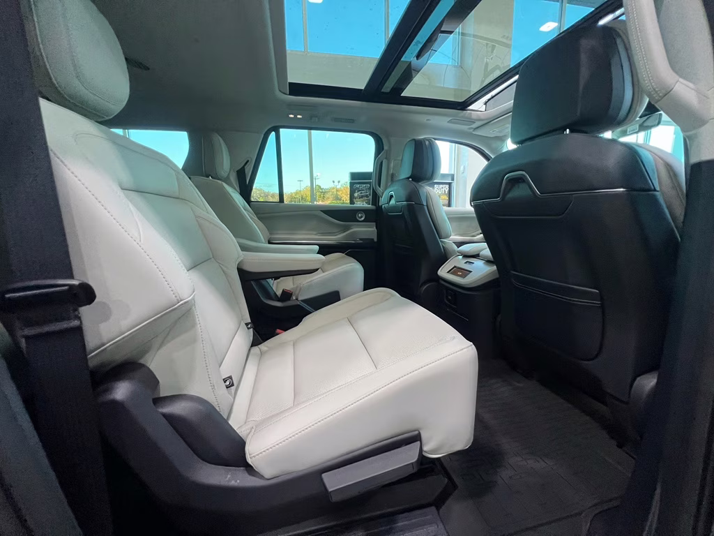2025 Flight Blue Metallic Clearcoat Lincoln Navigator L Reserve 4X4 SUV