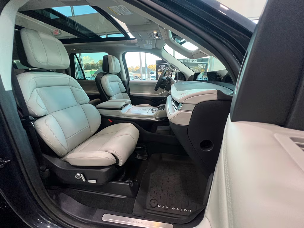 2025 Flight Blue Metallic Clearcoat Lincoln Navigator L Reserve 4X4 SUV