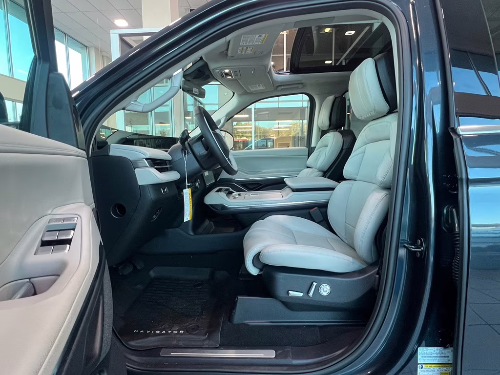 2025 Flight Blue Metallic Clearcoat Lincoln Navigator L Reserve 4X4 SUV