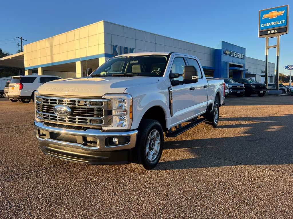 2025 OXFORD WHITE Ford Super Duty F-250 SRW XLT 4X4 Truck