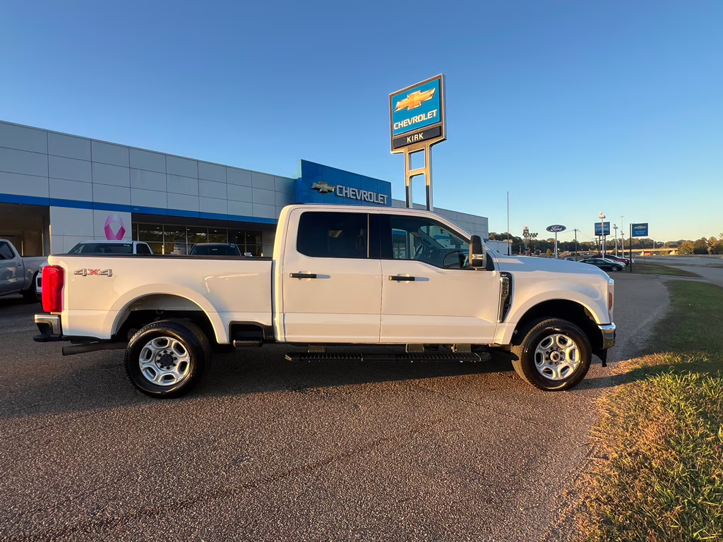 2025 OXFORD WHITE Ford Super Duty F-250 SRW XLT 4X4 Truck