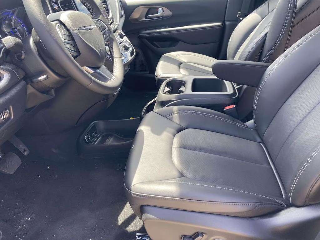 2026 Silver Mist Clearcoat Chrysler Pacifica Select FWD Van