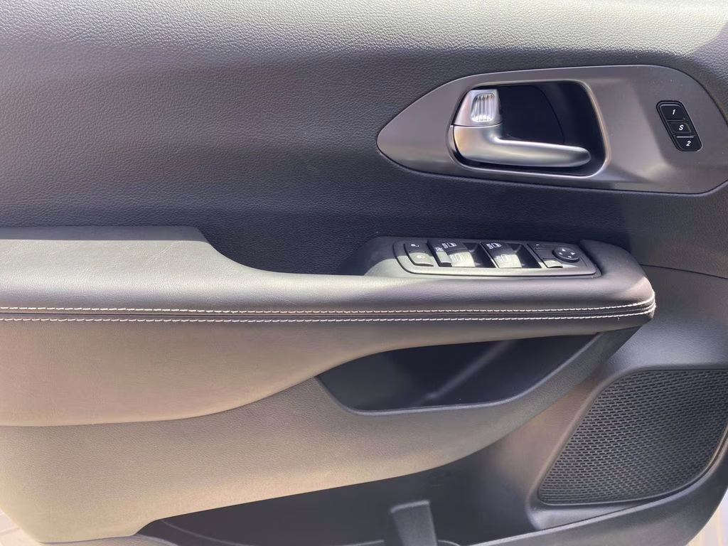 2026 Silver Mist Clearcoat Chrysler Pacifica Select FWD Van