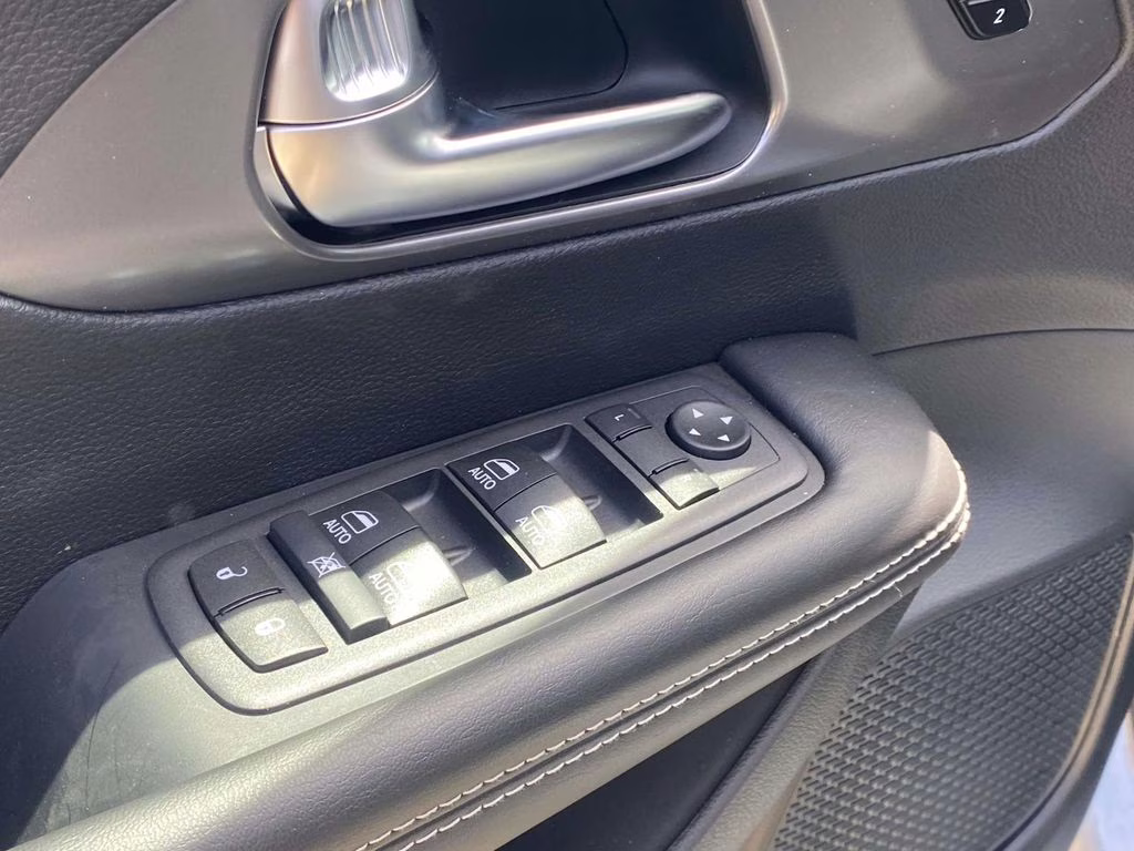 2026 Silver Mist Clearcoat Chrysler Pacifica Select FWD Van