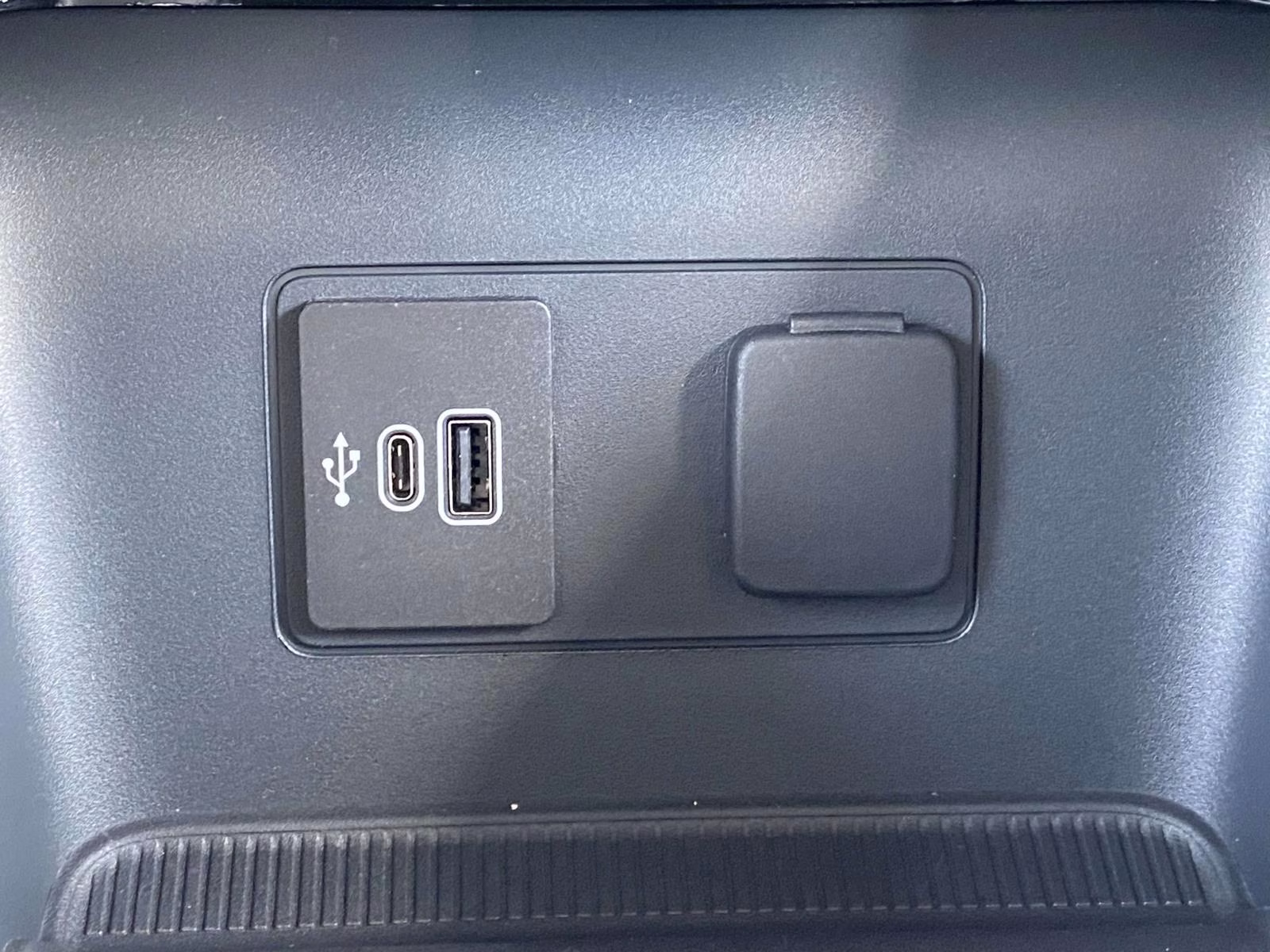 2026 White Metallic Ford Explorer Platinum 4X4 SUV