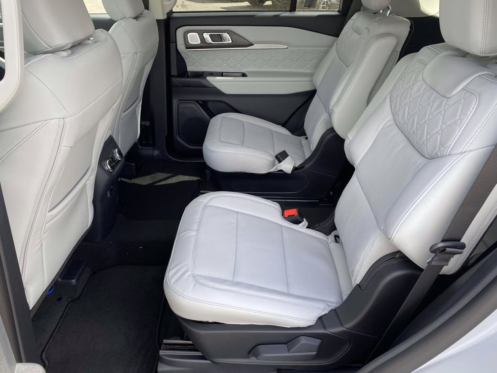 2026 White Metallic Ford Explorer Platinum 4X4 SUV