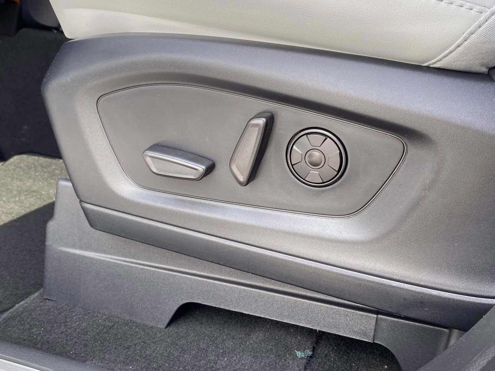 2026 White Metallic Ford Explorer Platinum 4X4 SUV