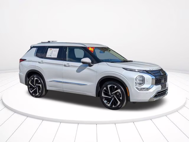 2022 White Mitsubishi Outlander SEL 4X4 SUV