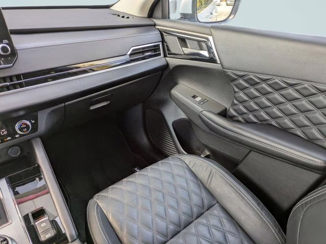 2022 White Mitsubishi Outlander SEL 4X4 SUV