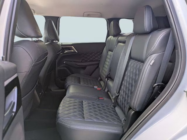 2022 White Mitsubishi Outlander SEL 4X4 SUV