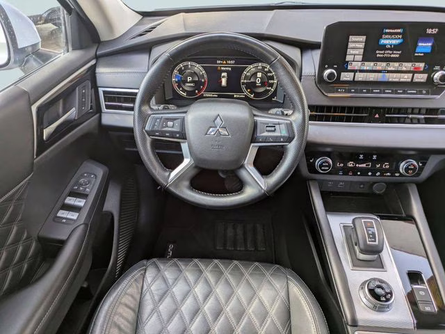 2022 White Mitsubishi Outlander SEL 4X4 SUV