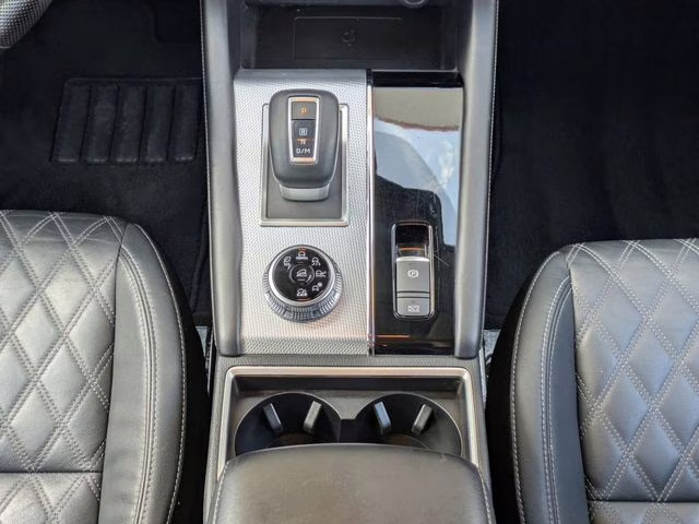 2022 White Mitsubishi Outlander SEL 4X4 SUV