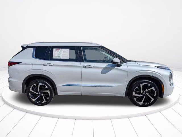 2022 White Mitsubishi Outlander SEL 4X4 SUV